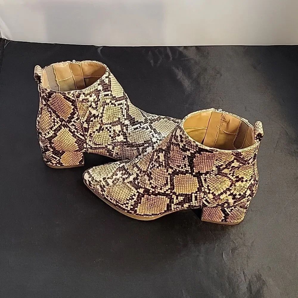 BRAND NEW NEW DAY POINTED TOE ZIP CLOSURE SNAKESKIN ANKLE BOOTIE - Picture 9 of 16
